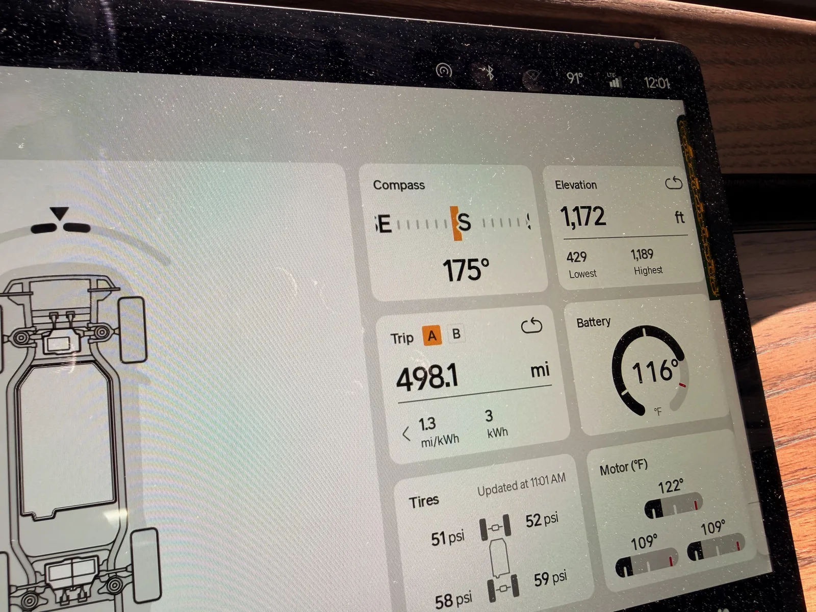 The Rivian R1T center display at Phoenix Biltmore showing Trip A at 498.1 miles, 44 mph average over 11 hours 24 minutes, elevation 1,172 ft (lowest 429, highest 1,189), battery 116°F, motor temps 109°F, compass 175 degrees south