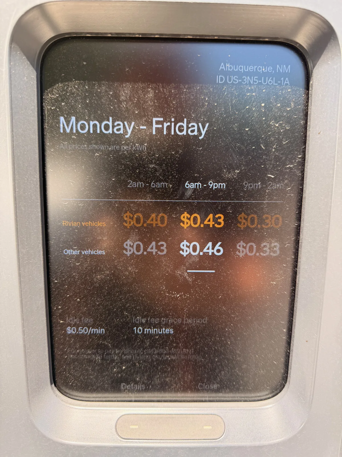 The Albuquerque Uptown Rivian Adventure Network pedestal pricing card showing charger ID US-3N5-U6L-1A in Albuquerque NM, Monday to Friday Rivian rate $0.43/kWh from 6 AM to 9 PM, other-vehicle rate $0.46/kWh, off-peak 9 PM to 2 AM rate $0.30/$0.33, idle fee $0.50/min with 10 minute grace period